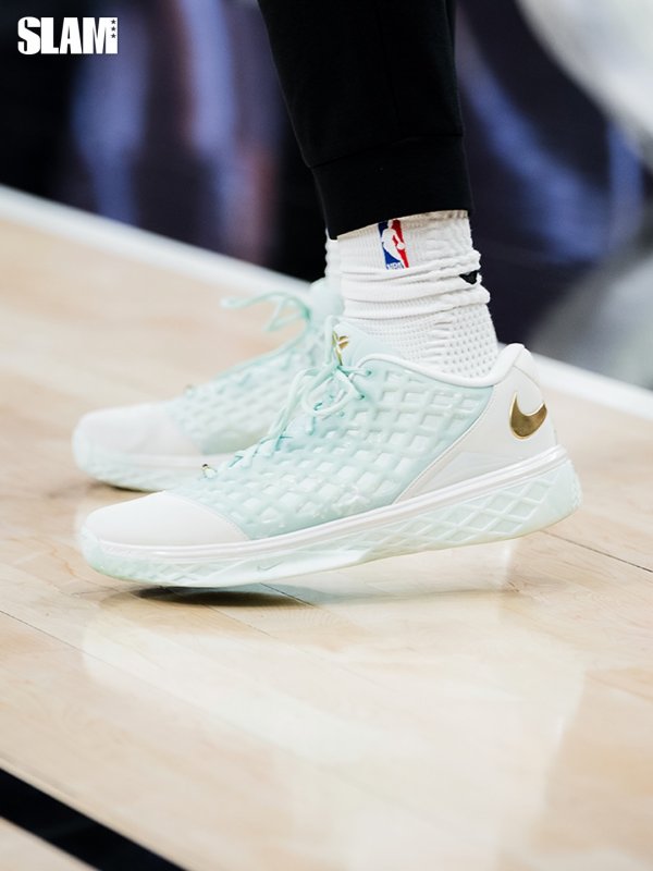 kaiyun 布伦森换穿Kobe3Low&Kobe6, 砍下30分3篮板2助攻